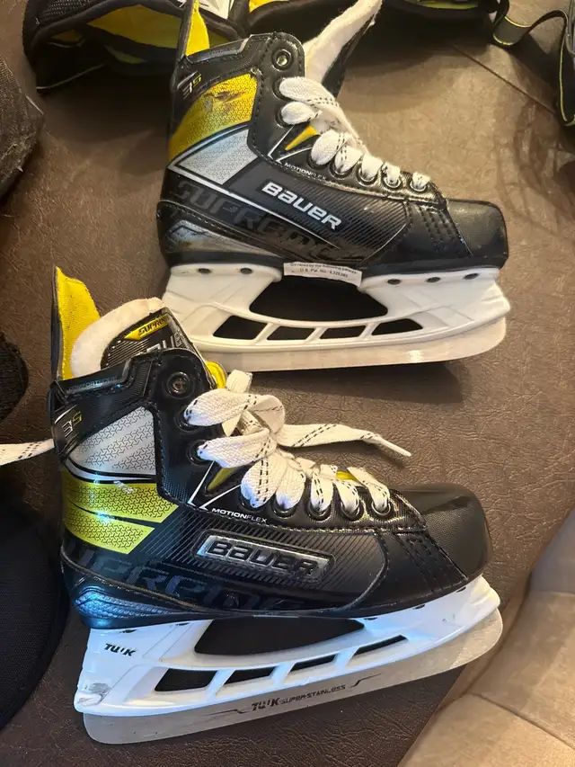 Kid’s Hockey Equipment - Like New in Hockey in Markham / York Region - Image 11