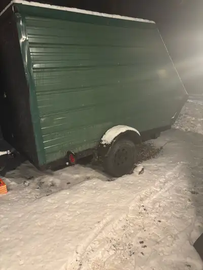 Trailer ferme solide Lumières neuves et filage 5x9 approximativement Pour skidoo motoneige ou autre...