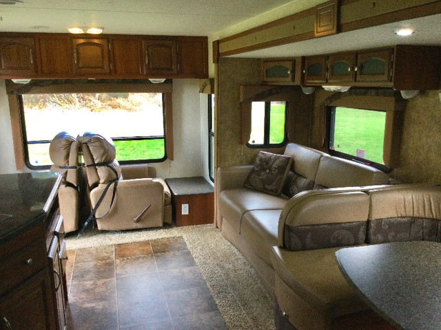 2013 Coachmen Freedom Express 297RLDS with 2 slides in Travel Trailers & Campers in Nelson - Image 4