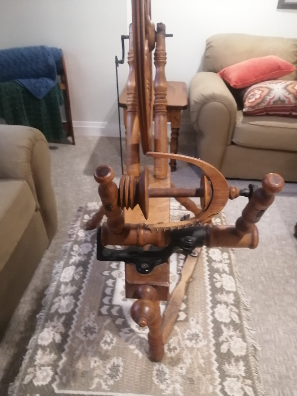 Antique Spinning Wheel in Arts & Collectibles in Kawartha Lakes - Image 2