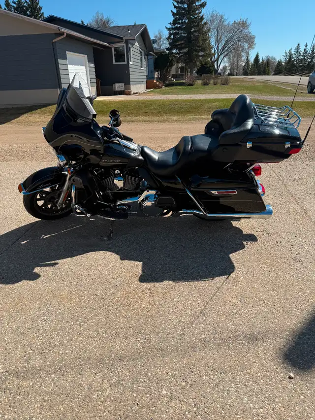 2014 Harley Davidson FL Electra glide ultra limited in Touring in Regina - Image 3