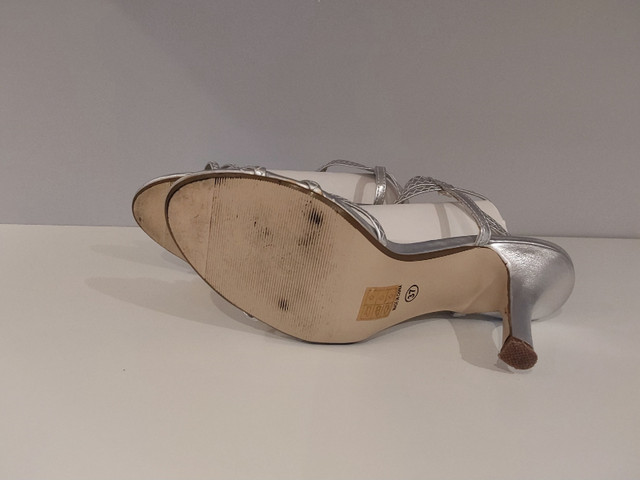 Silver sandals, size 37 (7) in Women's - Shoes in Oshawa / Durham Region - Image 4