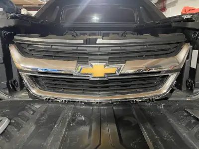 OEM 2016 Chevrolet Colorado Chrome Grille Assembly Brand new in original box with GM stickers Part w...