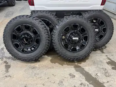 I'm selling a set of Like New 2025 Ford Superduty F-250 / F-350 Platinum 20" rims ( which have been...
