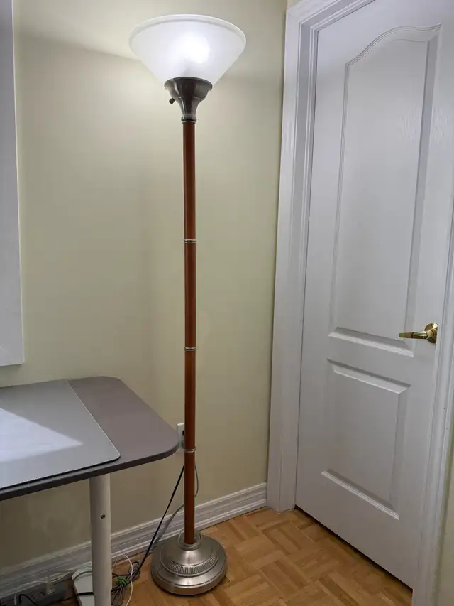 Wooden Torchiere Floor Lamp in Indoor Lighting & Fans in Markham / York Region - Image 3