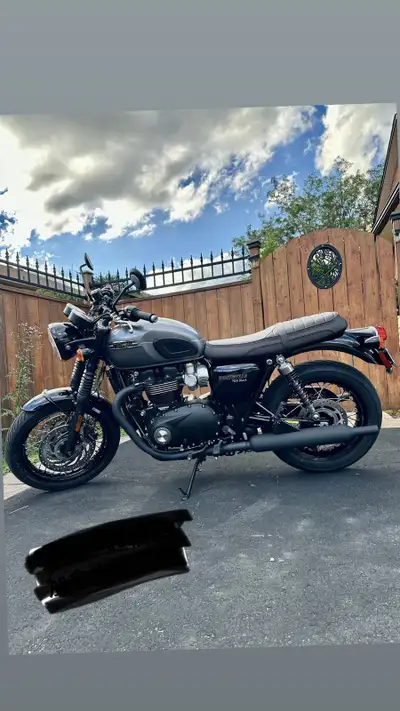 2024 Triumph Bonneville T120 Black Graphite/Matt GraphiteAlmost New! 1000km almost new!