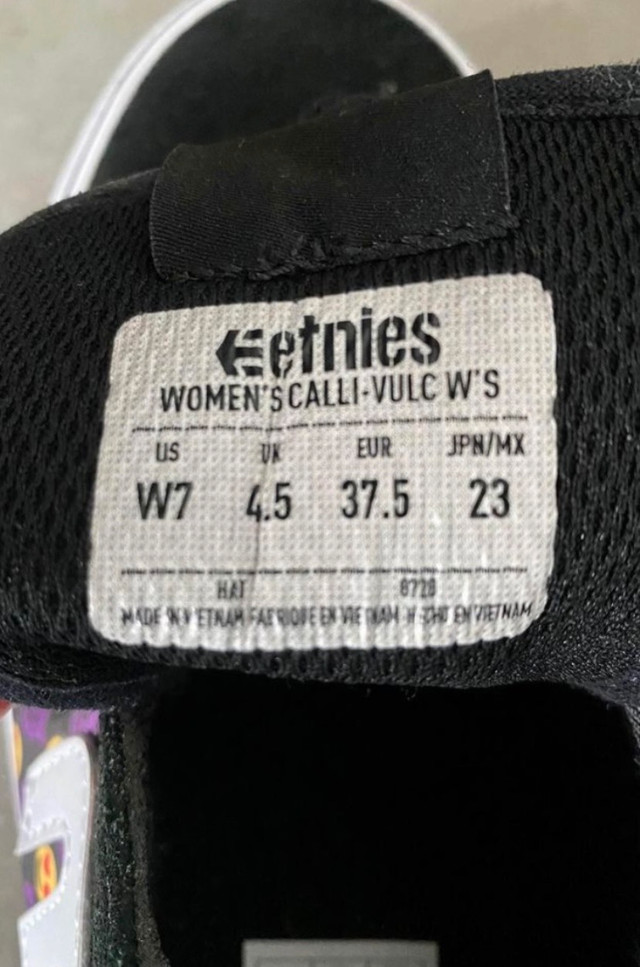 NEW ETNIES SNEAKERS. WOMENS SIZE 7 in Women's - Shoes in St. Catharines - Image 4