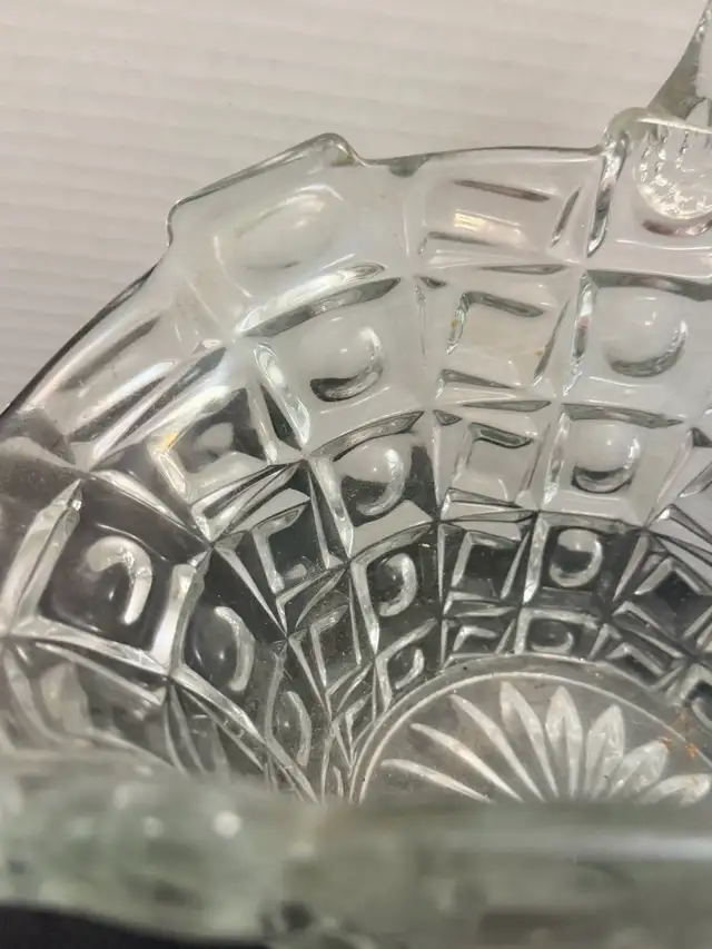 Vintage Glass Basket in Home Décor & Accents in Strathcona County - Image 9