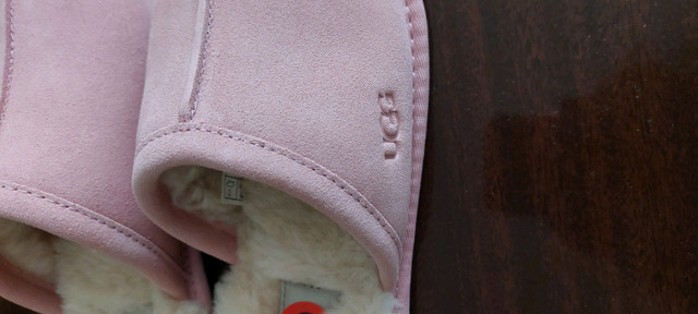 Ugg Scuff Slippers Women's Size 6 & 7 Pink Suede, Wool  Lined in Women's - Shoes in City of Toronto - Image 4