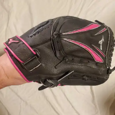 Brand New 11" MIZUNO Baseball Glove Bramd New $75