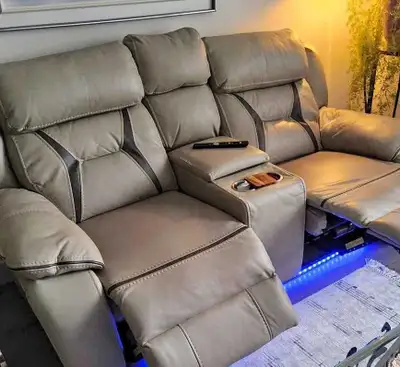 J'offre une causeuse inclinable confortable, parfaite pour se détendre dans votre salon. Cette cause...