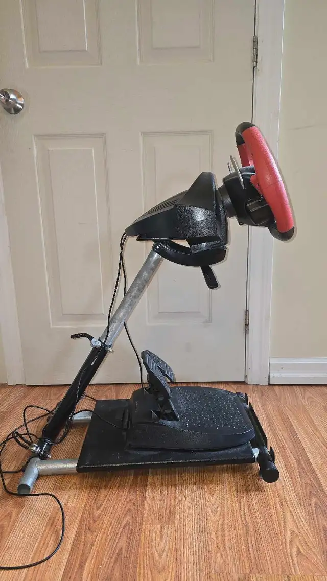 Ferrari 458 Spider Racing Wheel with stand  in Xbox Series X & S in Laval / North Shore - Image 3