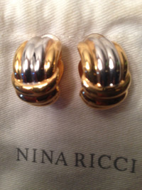 Boucles d'oreille Nina Ricci plaqué or jaune et blanc