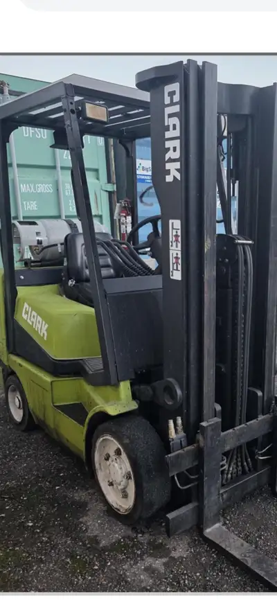 Clark cgc25 propane powered forklift that runs great. 5000 lb lift capacity. 8600 hrs