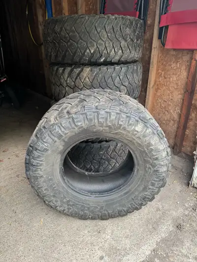5 Maxxis Razr mud tires for sale. They are used, but still have thread left. Size: 35x12.5xR17