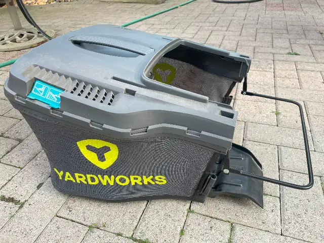 Yardworks Lawn Mower grass Bag & Frame replacement in Lawnmowers & Leaf Blowers in City of Toronto - Image 2