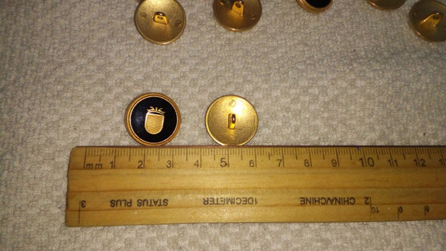 Lot de 143 boutons doré dans Loisirs et artisanat  à Ville de Montréal - Image 2