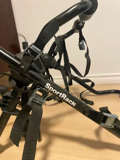Support à vélo pour une voiture.