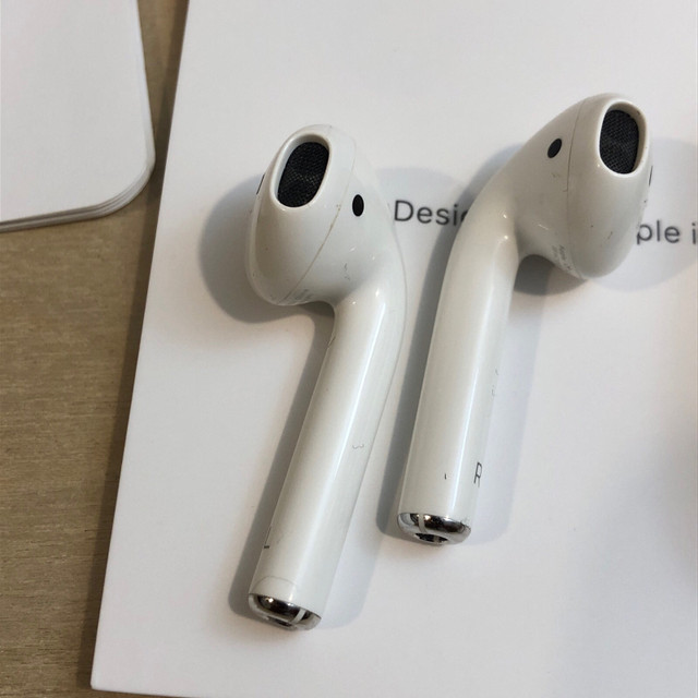 Apple AirPods (2nd Gen) with Wireless Charging Case MRXJ2AM/A in Cell Phone Accessories in Ottawa - Image 4