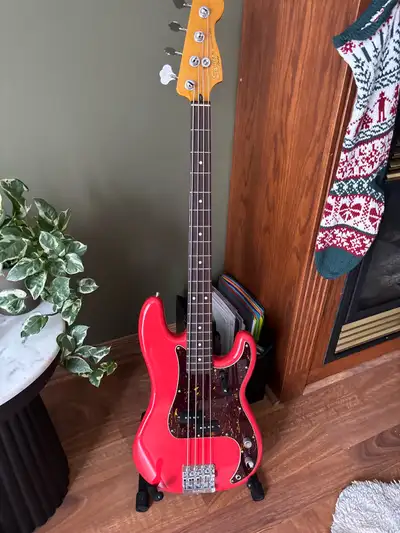 Squier Classic Vibe P Bass, View more