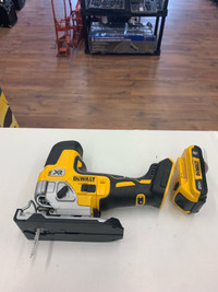 DEWALT CORDLESS VARIABLE SPEED JIG SAW WITH BATTERY - DCS335