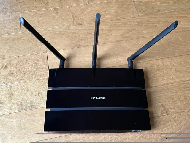 tp-link AC1750 wireless router in Networking in Belleville - Image 5