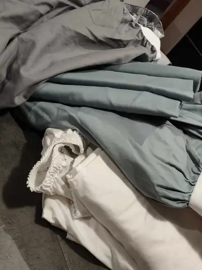 Ces ensembles de draps DOUBLES en coton de Hometrends ( 4 ensembles a $20 chaque) En excellente cond...
