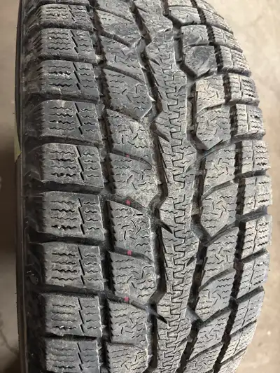 4 pneus d'hiver P215/65/16 98H Toyo Observe GSI-6 LS 34.5% d'usure, mesure 8-8-8-8/32 215/65/16, P21...