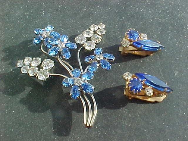BROOCH AND EARINGS SET in Jewellery & Watches in Calgary