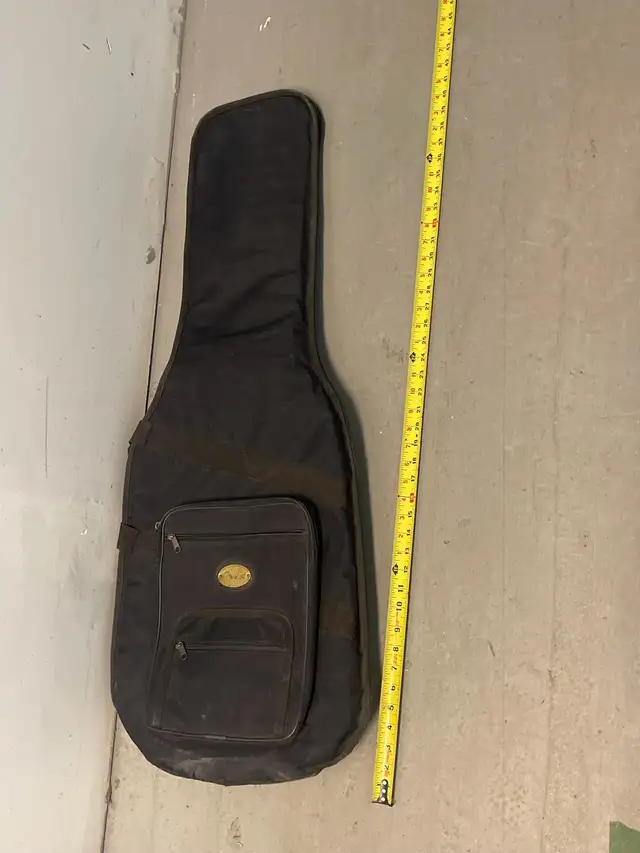Fender Guitar Case in Guitars in City of Montréal - Image 2