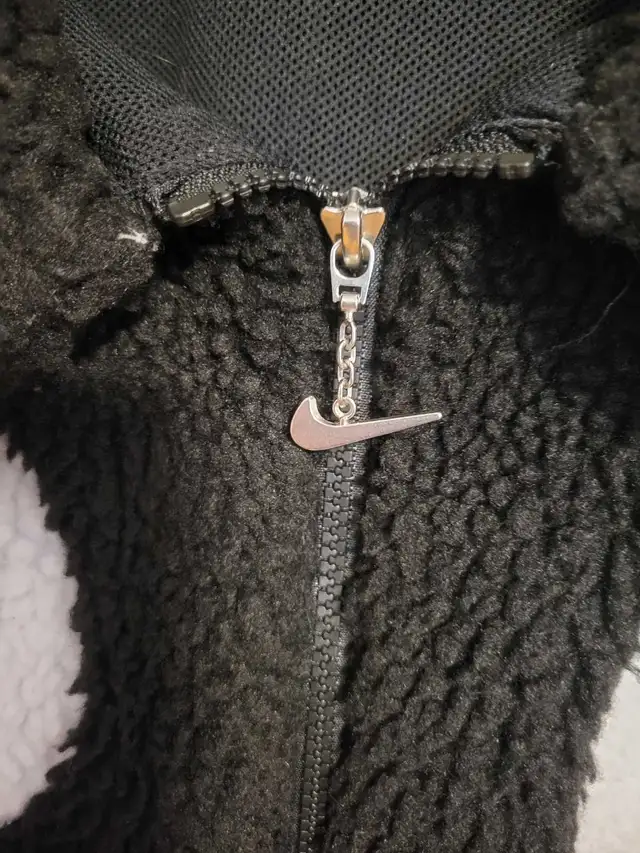 Nike crop Sherpa zip up jacket in Women's - Tops & Outerwear in Mississauga / Peel Region - Image 4
