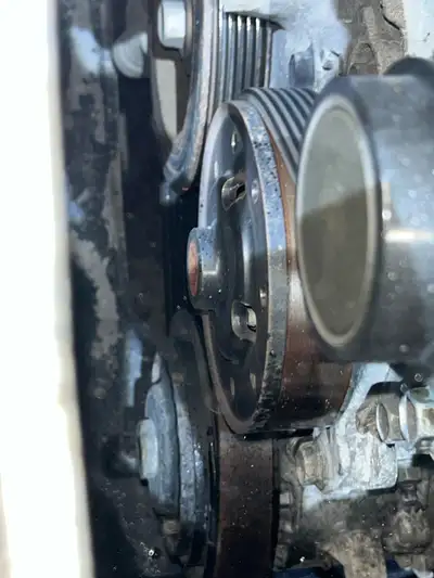 This used drive belt and tensioner replacement kit is in good working condition, perfect for your ve...