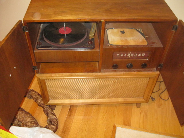 RCA Victor v305 radio and phonograph in Arts & Collectibles in Saskatoon - Image 2