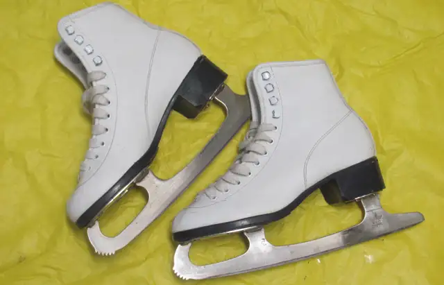 CCM Figure Skates Size-7 (Inner Length 23cm / 9'') Dwight in Skates & Blades in Muskoka - Image 3