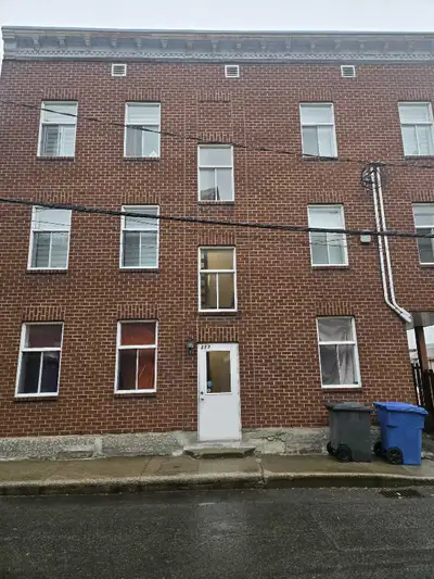 4 1/2 à louer à Limoilou à partir du 1 janvier 2026 à 1200$. Meublé 5 électroménagers.