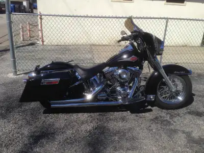 Re-built motor 2019 @ 25,846km, Vance and Hines over/under shotgun exhaust, s&s carb, Harley ferring...