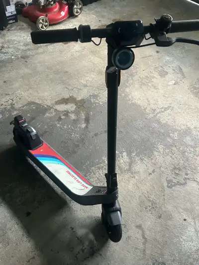 Niu Kqi2 scooter Fairly new Max Range: Up to 25 miles (40 km) Weight: 40.1 lbs (18.2 kg), making it...