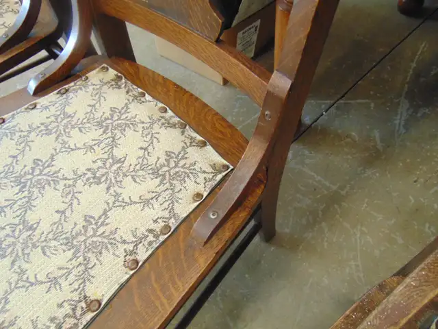 5 ANTIQUE 1/4 CUT OAK CHAIRS IN A T BACK STYLE in Chairs & Recliners in Kingston - Image 9