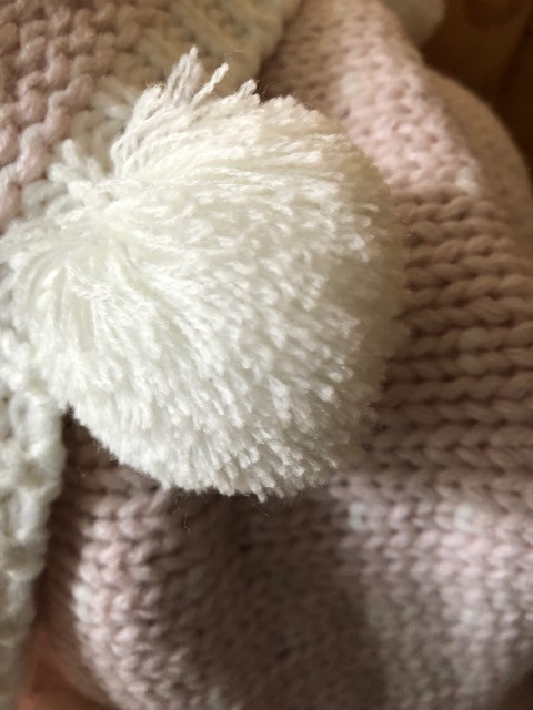 NEW Trendy POM POM Throw Blanket Blush Pink Cozy Knit Never Used in Home Décor & Accents in Delta/Surrey/Langley - Image 3