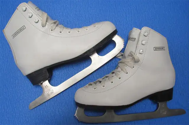 WINNWELL FIGURE SKATES Size-5 (Inner Length 21cm/8.2'') Dwight in Skates & Blades in Muskoka - Image 3
