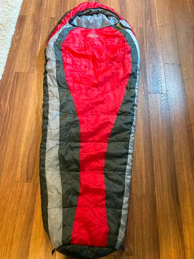 sac de couchage pour enfants de marque McKinley Dalton Trek JR en excellent état. Vaut 51,99$ + taxe...