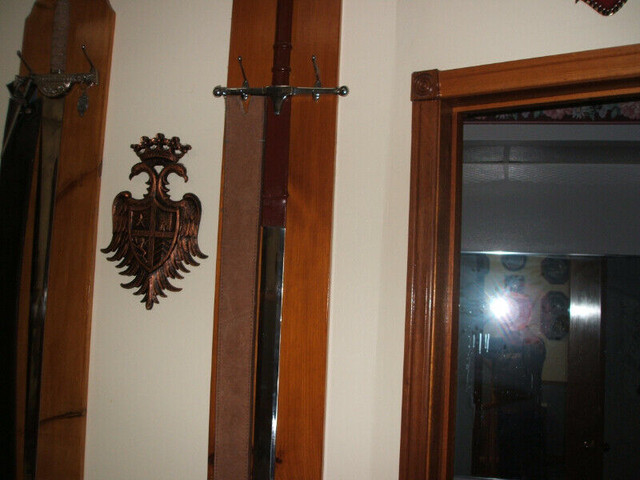 Swords Mint Condition Stainless Steel with Leather Scabbards dans Art et objets de collection  à Ville de Toronto - Image 2