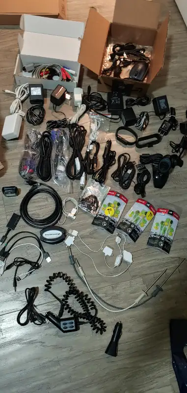 MOVING SALE-ALSO MEN, WOMEN CLOTHING, STATIONARY, RENOVATION, DE in Multi-item in Mississauga / Peel Region - Image 5