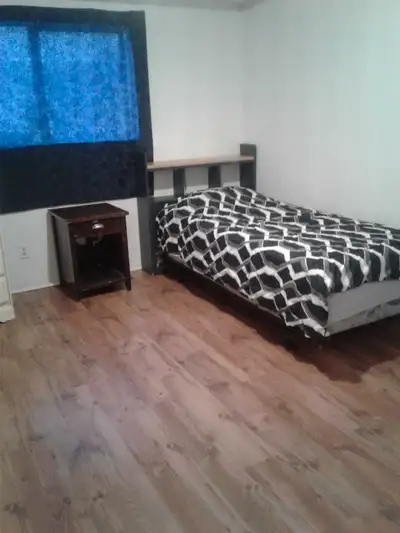 ROOM FOR MALE FURNISHED VACANT PH 403 667 7854