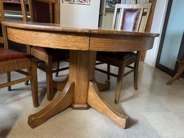 Solid oak pedestal table in Dining Tables & Sets in Truro - Image 2