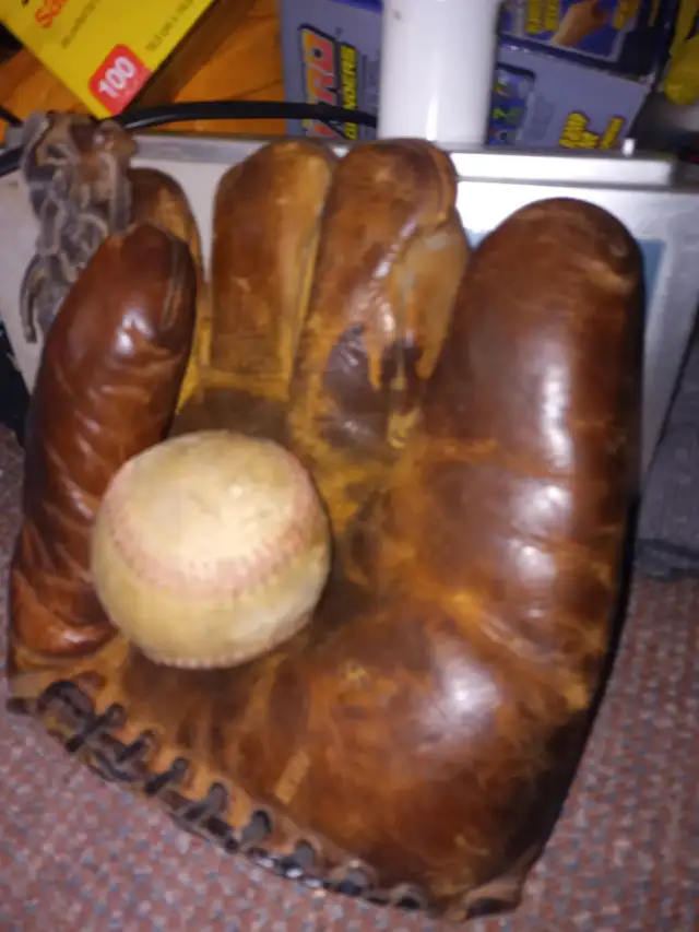 ANTIQUE BASEBALL GLOVE in Arts & Collectibles in Chatham-Kent - Image 2