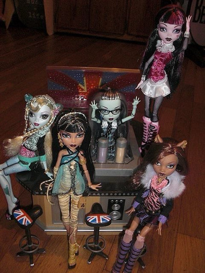 Looking for MONSTER HIGH Dolls/items