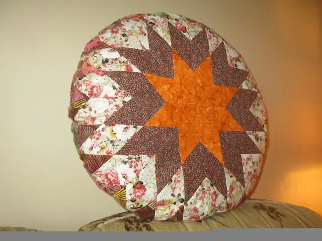 Christmas Star Quilted Cushion in Home Décor & Accents in Saskatoon - Image 4