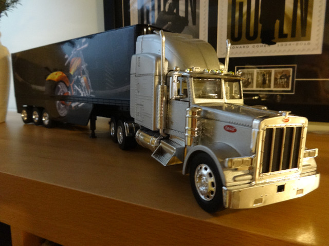 Peterbilt (388,579)trucks with sleepers and trailers, scale 1/28 in Arts & Collectibles in Markham / York Region