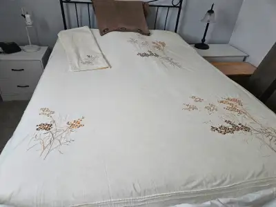 Housse de couette, jupe de lit, couvre taies d'oreiller, ainsi que rideaux pour la somme de 85$